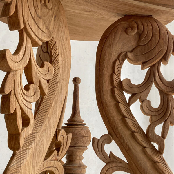 Detailed carving legs table
